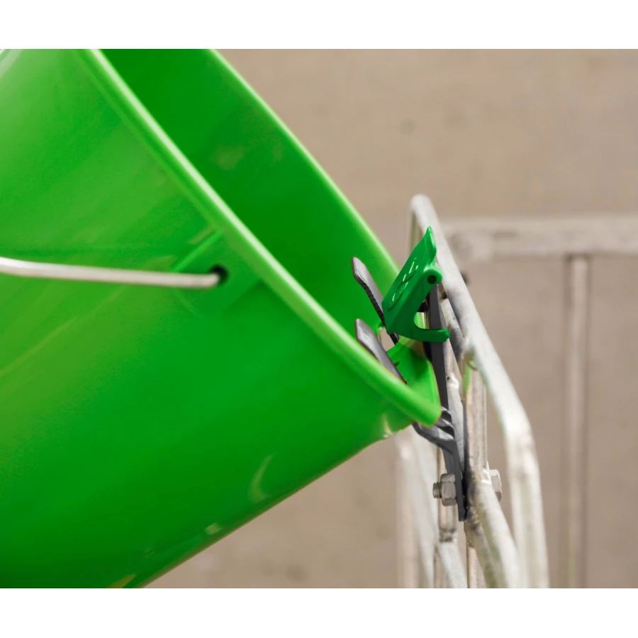 Wieszak na wiadro do pojenia cieląt z zabezpieczeniem, kpl. 3 szt. Kerbl