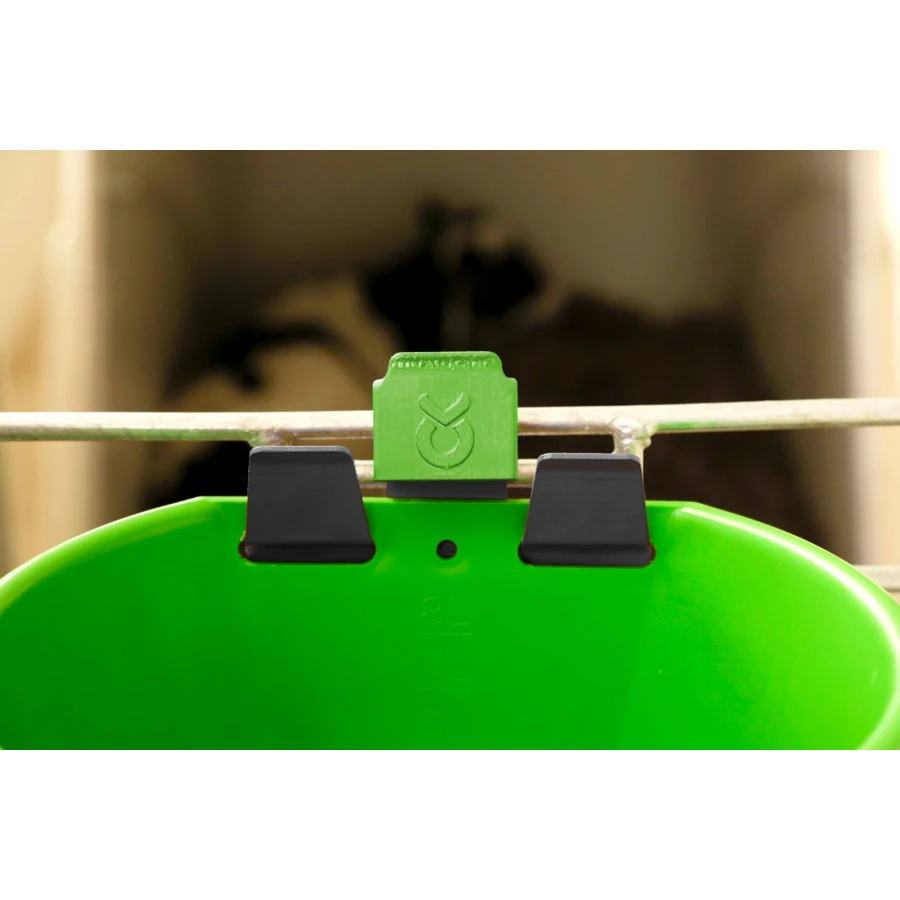 Wieszak na wiadro do pojenia cieląt z zabezpieczeniem, kpl. 3 szt. Kerbl