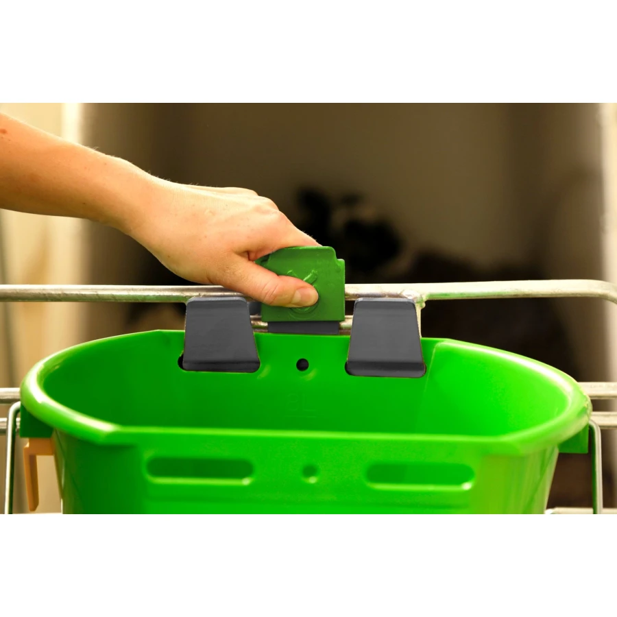 Wieszak na wiadro do pojenia cieląt z zabezpieczeniem, kpl. 3 szt. Kerbl